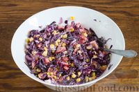 Фото приготовления рецепта: Салат из краснокочанной капусты с кукурузой и помидорами - шаг №5