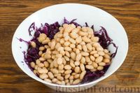 Фото приготовления рецепта: Салат из краснокочанной капусты с фасолью и маринованными грибами - шаг №3