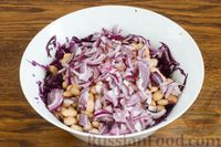 Фото приготовления рецепта: Салат из краснокочанной капусты с фасолью и маринованными грибами - шаг №4