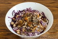 Фото приготовления рецепта: Салат из краснокочанной капусты с фасолью и маринованными грибами - шаг №5