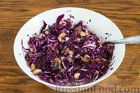 Фото приготовления рецепта: Салат из краснокочанной капусты с фасолью и маринованными грибами - шаг №6