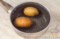 Фото приготовления рецепта: Сырный омлет с картофелем, сосисками и помидорами - шаг №2