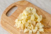 Фото приготовления рецепта: Сырный омлет с картофелем, сосисками и помидорами - шаг №3