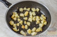Фото приготовления рецепта: Сырный омлет с картофелем, сосисками и помидорами - шаг №4