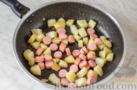 Фото приготовления рецепта: Сырный омлет с картофелем, сосисками и помидорами - шаг №6
