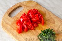 Фото приготовления рецепта: Сырный омлет с картофелем, сосисками и помидорами - шаг №7