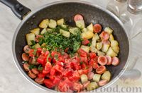 Фото приготовления рецепта: Сырный омлет с картофелем, сосисками и помидорами - шаг №8