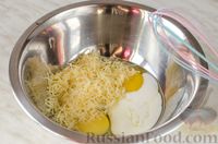 Фото приготовления рецепта: Сырный омлет с картофелем, сосисками и помидорами - шаг №10