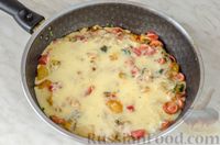 Фото приготовления рецепта: Сырный омлет с картофелем, сосисками и помидорами - шаг №12