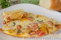 Фото приготовления рецепта: Сырный омлет с картофелем, сосисками и помидорами - шаг №13