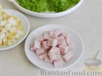 Фото приготовления рецепта: Салат с ветчиной, грушей и грецкими орехами - шаг №3