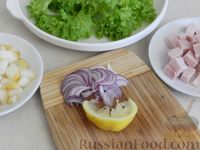 Фото приготовления рецепта: Салат с ветчиной, грушей и грецкими орехами - шаг №4