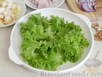 Фото приготовления рецепта: Салат с ветчиной, грушей и грецкими орехами - шаг №5