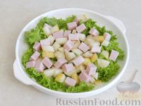 Фото приготовления рецепта: Салат с ветчиной, грушей и грецкими орехами - шаг №6