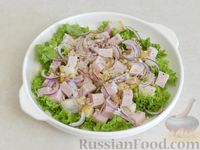 Фото приготовления рецепта: Салат с ветчиной, грушей и грецкими орехами - шаг №8