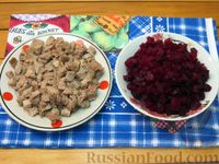 Фото приготовления рецепта: Свекольный салат со свининой и яйцами - шаг №6