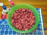 Фото приготовления рецепта: Свекольный салат со свининой и яйцами - шаг №9
