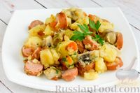 Фото к рецепту: Тушеная картошка с грибами и сосисками