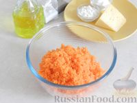 Фото приготовления рецепта: Морковные оладьи с сыром - шаг №3