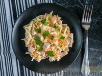 Фото к рецепту: Капустный салат с мясом, морковью и маринованным луком
