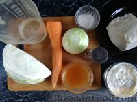 Фото приготовления рецепта: Капустный салат с мясом, морковью и маринованным луком - шаг №2