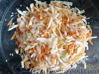 Фото приготовления рецепта: Капустный салат с мясом, морковью и маринованным луком - шаг №7