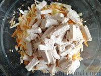 Фото приготовления рецепта: Капустный салат с мясом, морковью и маринованным луком - шаг №8