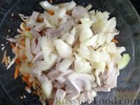 Фото приготовления рецепта: Капустный салат с мясом, морковью и маринованным луком - шаг №10