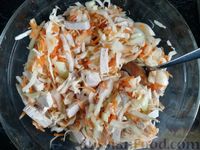 Фото приготовления рецепта: Капустный салат с мясом, морковью и маринованным луком - шаг №11