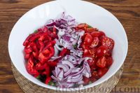 Фото приготовления рецепта: Салат со стручковой фасолью, помидорами и перцем - шаг №6