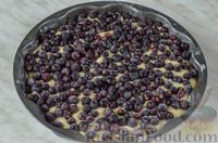 Фото приготовления рецепта: Пирог с черной смородиной, на кефире - шаг №13