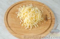 Фото приготовления рецепта: Салат с крабовыми палочками, сыром и грушей - шаг №3