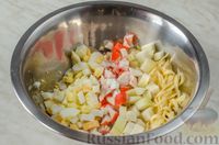 Фото приготовления рецепта: Салат с крабовыми палочками, сыром и грушей - шаг №7
