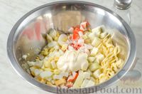 Фото приготовления рецепта: Салат с крабовыми палочками, сыром и грушей - шаг №8