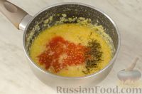 Фото приготовления рецепта: Кукурузная каша с помидорами, сыром и яичницей - шаг №5