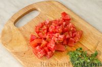 Фото приготовления рецепта: Кукурузная каша с помидорами, сыром и яичницей - шаг №8