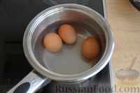 Фото приготовления рецепта: Капустный салат с тунцом, огурцом, фасолью и яйцами - шаг №2