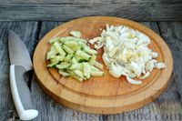 Фото приготовления рецепта: Капустный салат с тунцом, огурцом, фасолью и яйцами - шаг №3