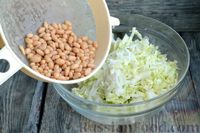 Фото приготовления рецепта: Капустный салат с тунцом, огурцом, фасолью и яйцами - шаг №5