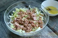 Фото приготовления рецепта: Капустный салат с тунцом, огурцом, фасолью и яйцами - шаг №8