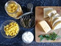 Фото приготовления рецепта: Салат из фасоли с кукурузой, шпротами, сыром и сухариками - шаг №1