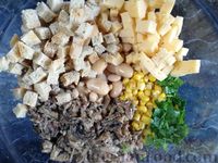 Фото приготовления рецепта: Салат из фасоли с кукурузой, шпротами, сыром и сухариками - шаг №7