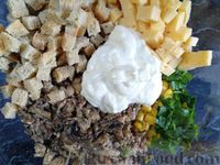 Фото приготовления рецепта: Салат из фасоли с кукурузой, шпротами, сыром и сухариками - шаг №8