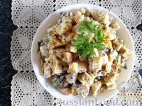 Фото приготовления рецепта: Салат из фасоли с кукурузой, шпротами, сыром и сухариками - шаг №10