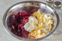Фото приготовления рецепта: Салат из свёклы с сыром и яйцами - шаг №10