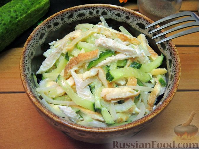 Салат с курицей и омлетом - рецепт с фото