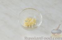 Фото приготовления рецепта: Салат из свёклы с сыром и яйцами - шаг №5