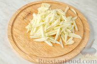 Фото приготовления рецепта: Салат с яблоком, маринованным огурцом и луком - шаг №5