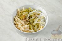 Фото приготовления рецепта: Салат с яблоком, маринованным огурцом и луком - шаг №7