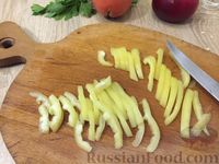 Фото приготовления рецепта: Салат из огурцов, помидоров и яблок - шаг №4